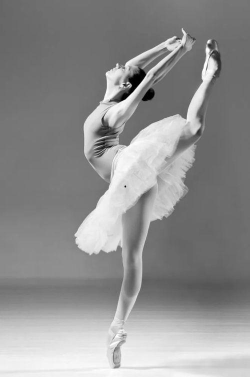 芭蕾成人男在家练功视频,优雅舞步,塑造完美体态